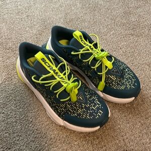 Like new boys under armour sneakers with pull toggle lace